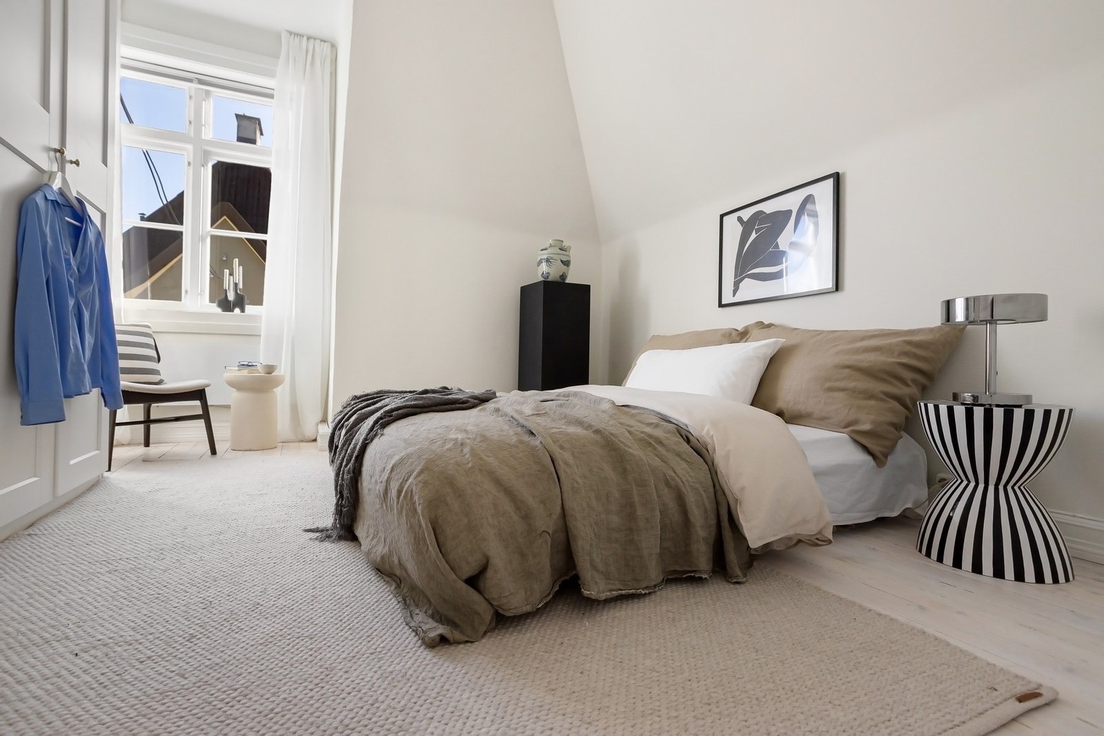 Lyst og luftig soverom med god takhøyde og mye oppbevaringsplass. Galleribilde