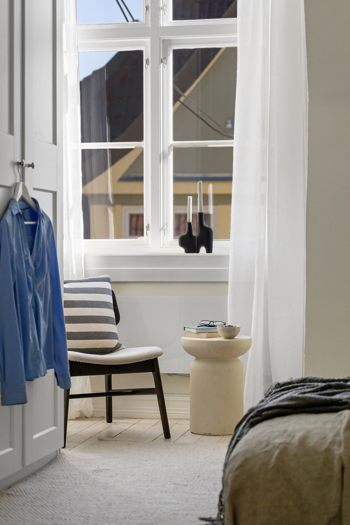 Store vindusflater med fint lysinnslipp. Galleribilde