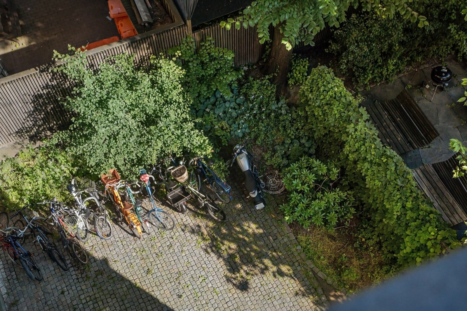 Det er felles sykkelparkering i borettslaget. Galleribilde