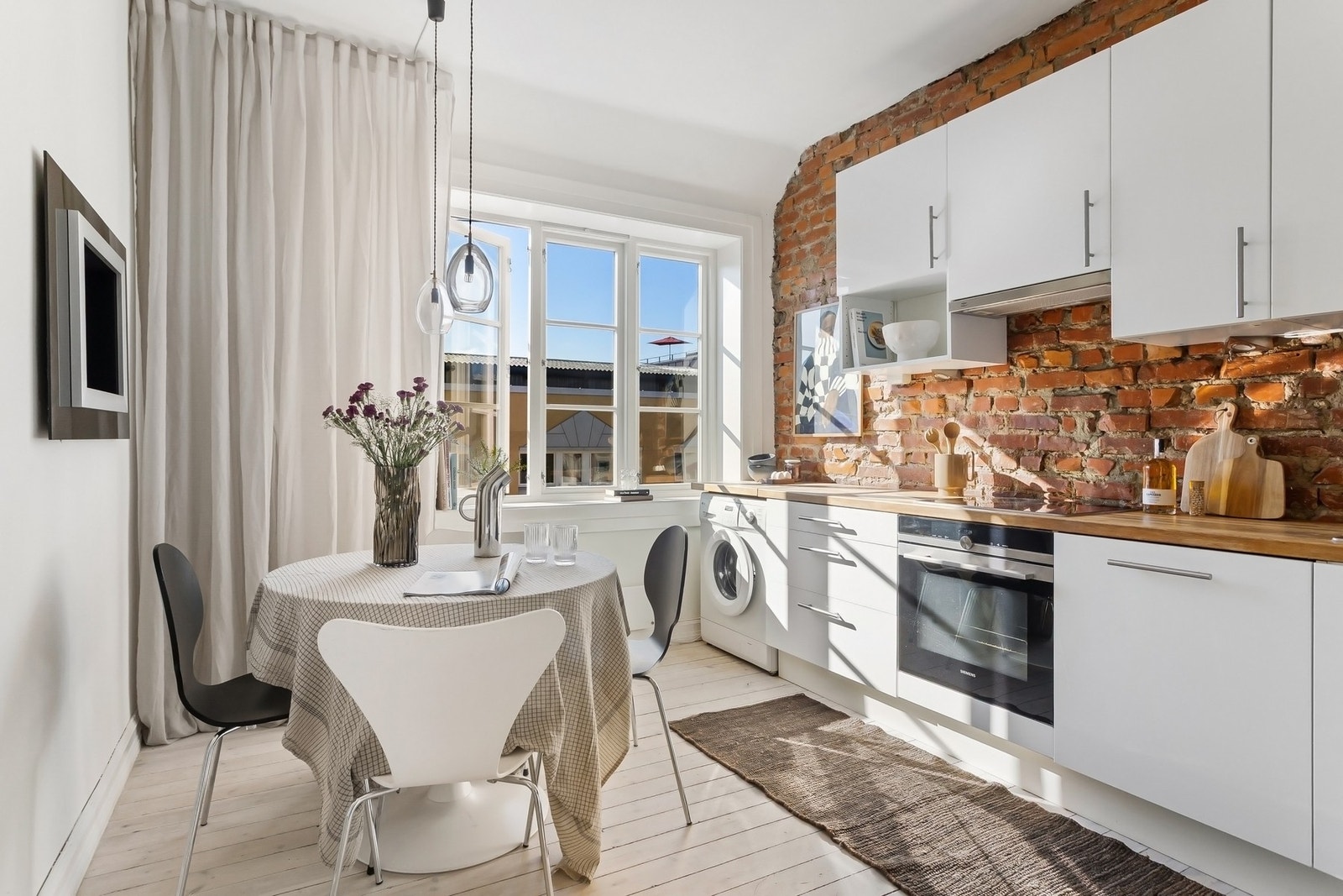 Leiligheten har et romslig spisekjøkken med moderne, slette fronter. Galleribilde