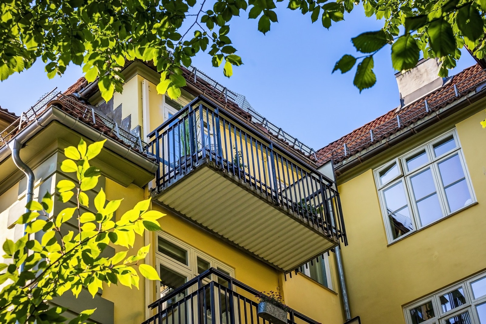 Leiligheten ligger høyt og fritt i toppetasjen. Galleribilde