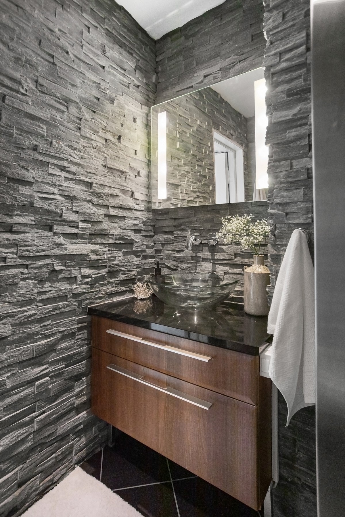 Lekker bolleservant og benkeplate i stein. Galleribilde