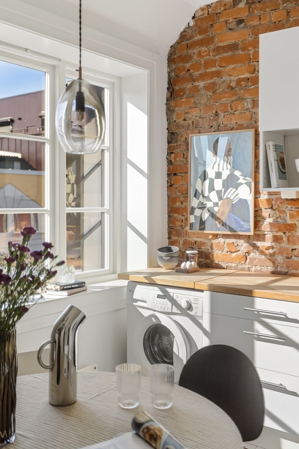 Det er opplegg for vaskemaskin på kjøkkenet. Galleribilde