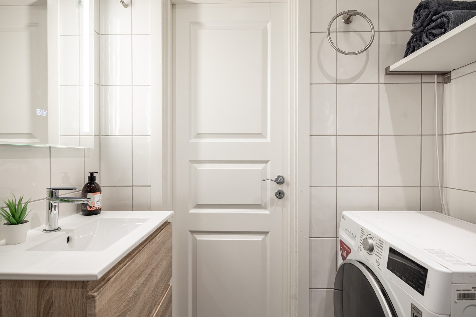 Badet har opplegg for vaskemaskin. Det er også fellesvaskeri i borettslaget. Galleribilde