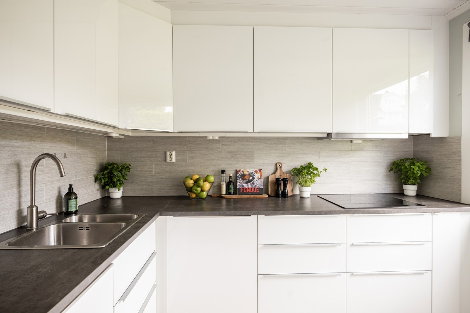 Lys og tidløs kjøkkeninnredning fra 2017. Galleribilde