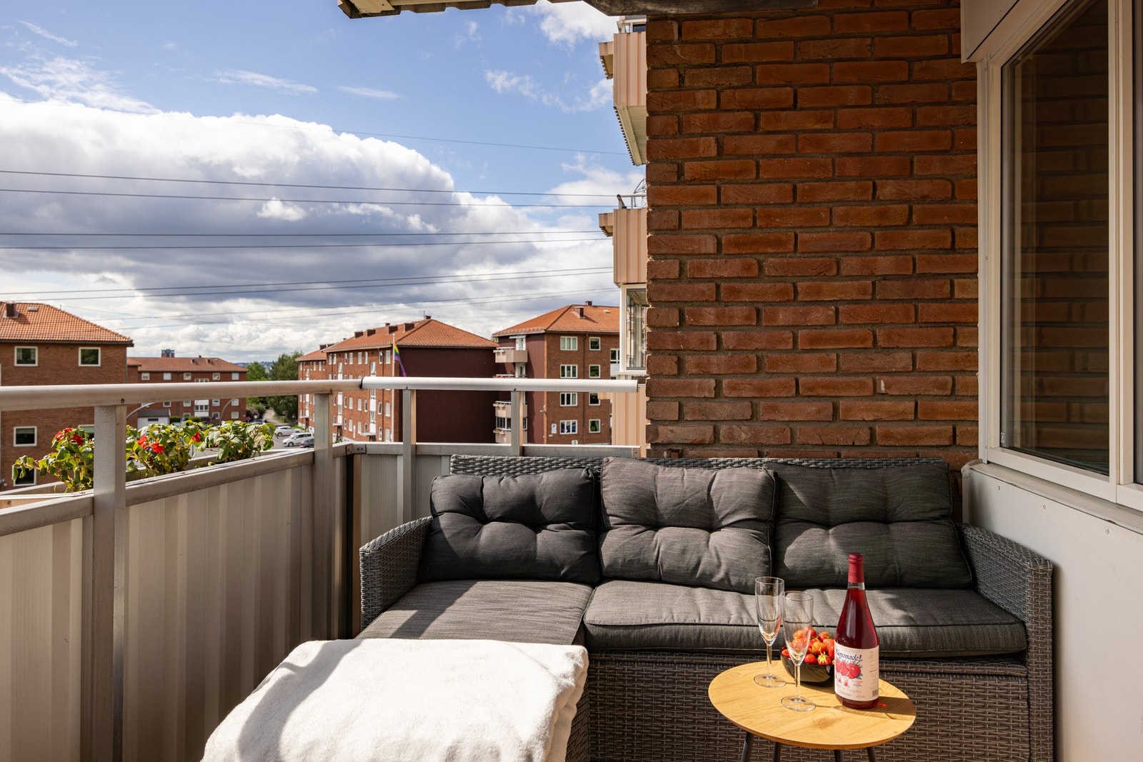 Balkongen er på hele 7 kvm, så her er det god plass til utemøblement og grill. Galleribilde