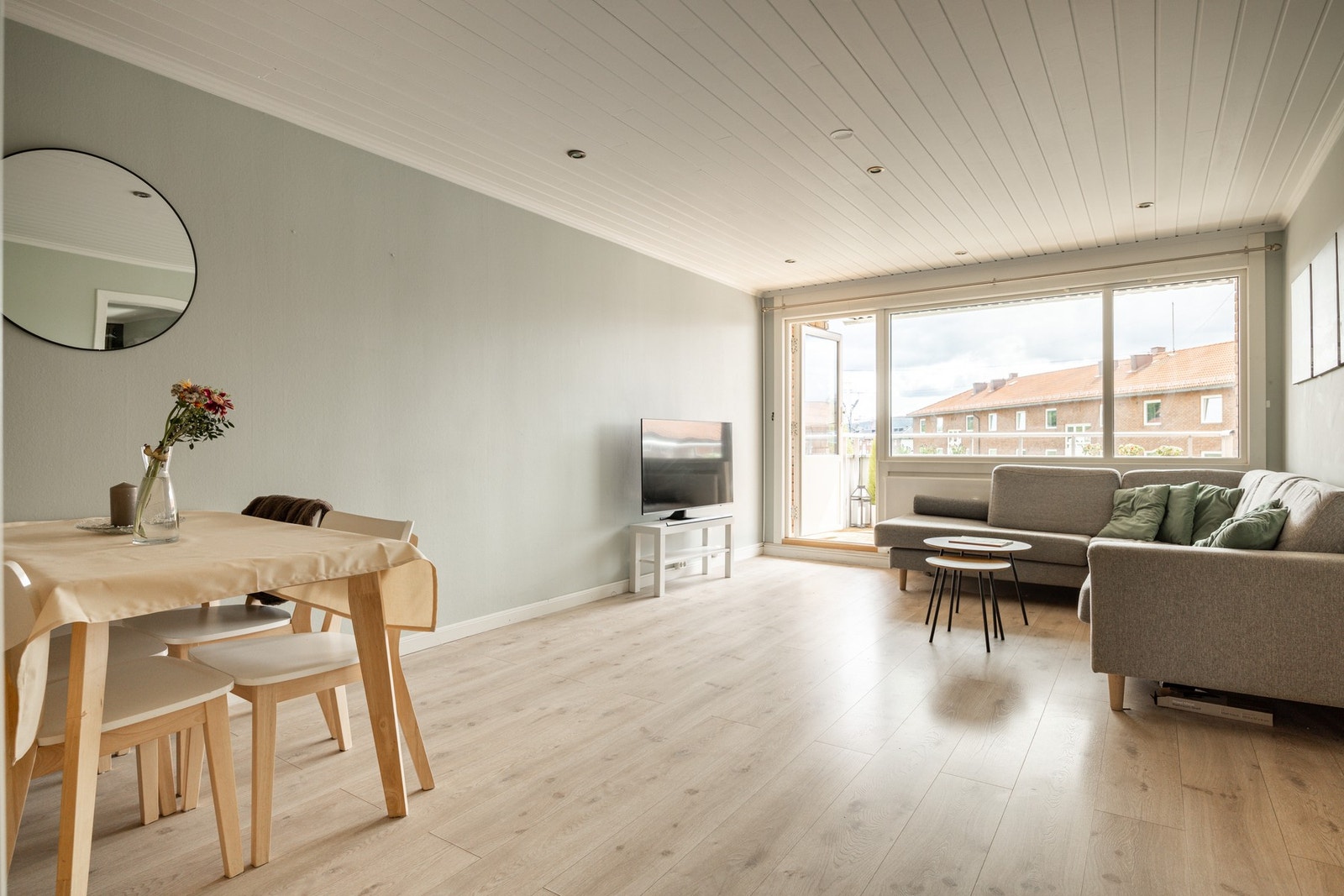 Luftig og romslig stue med god lysinngang fra store vindusflater. Vinduene ble byttet i 2015. Galleribilde