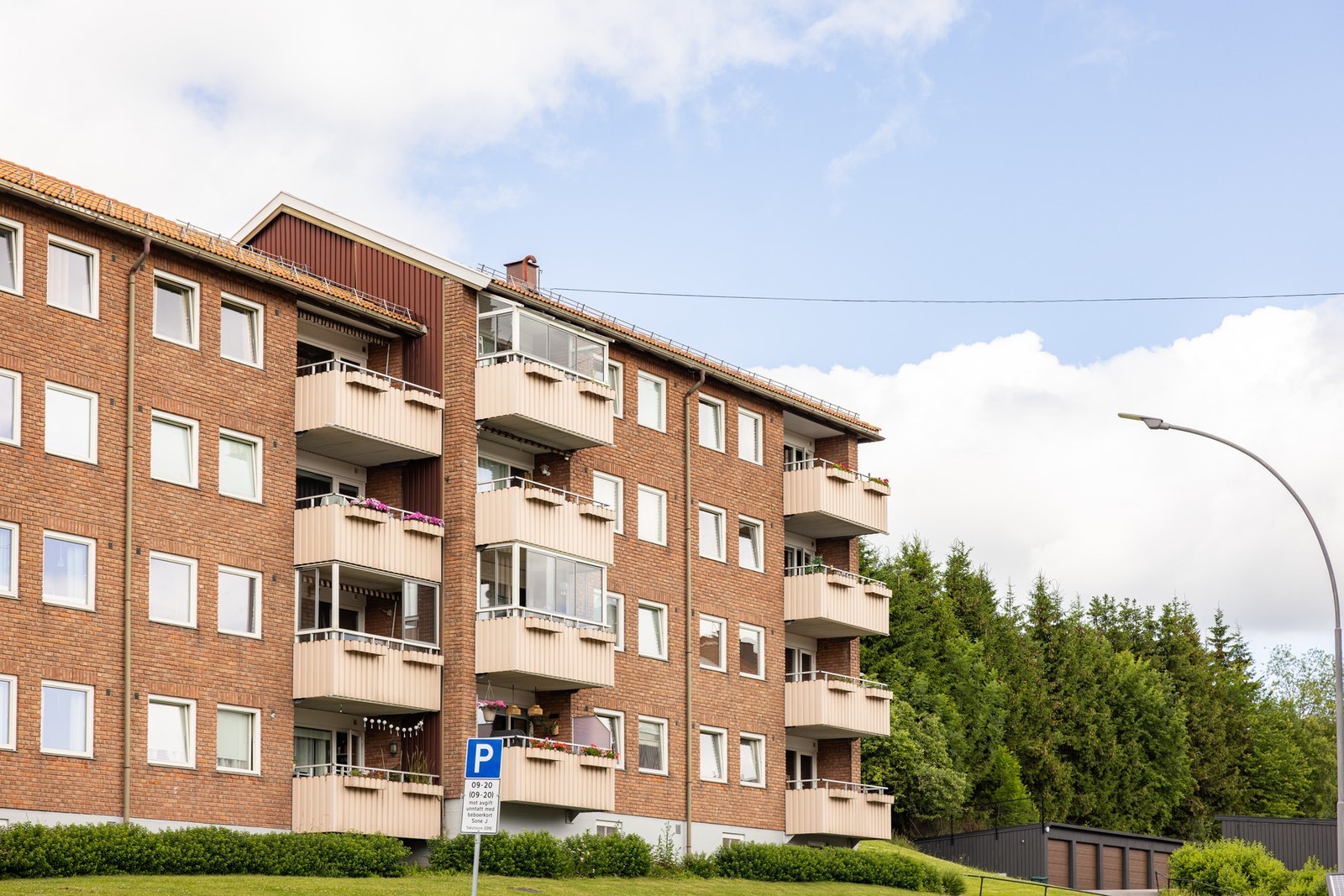 Borettslaget har parkeringsplasser til utleie, etter venteliste. Galleribilde