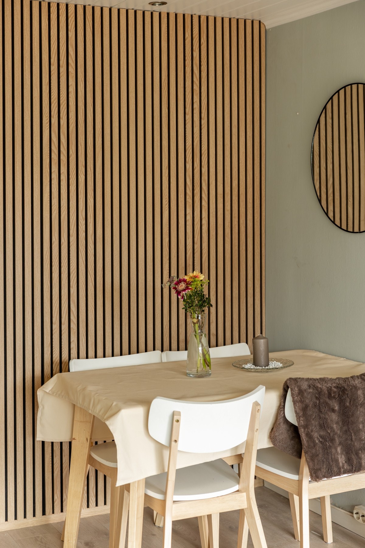 Naturlig sone for spisebord i stuen. Galleribilde