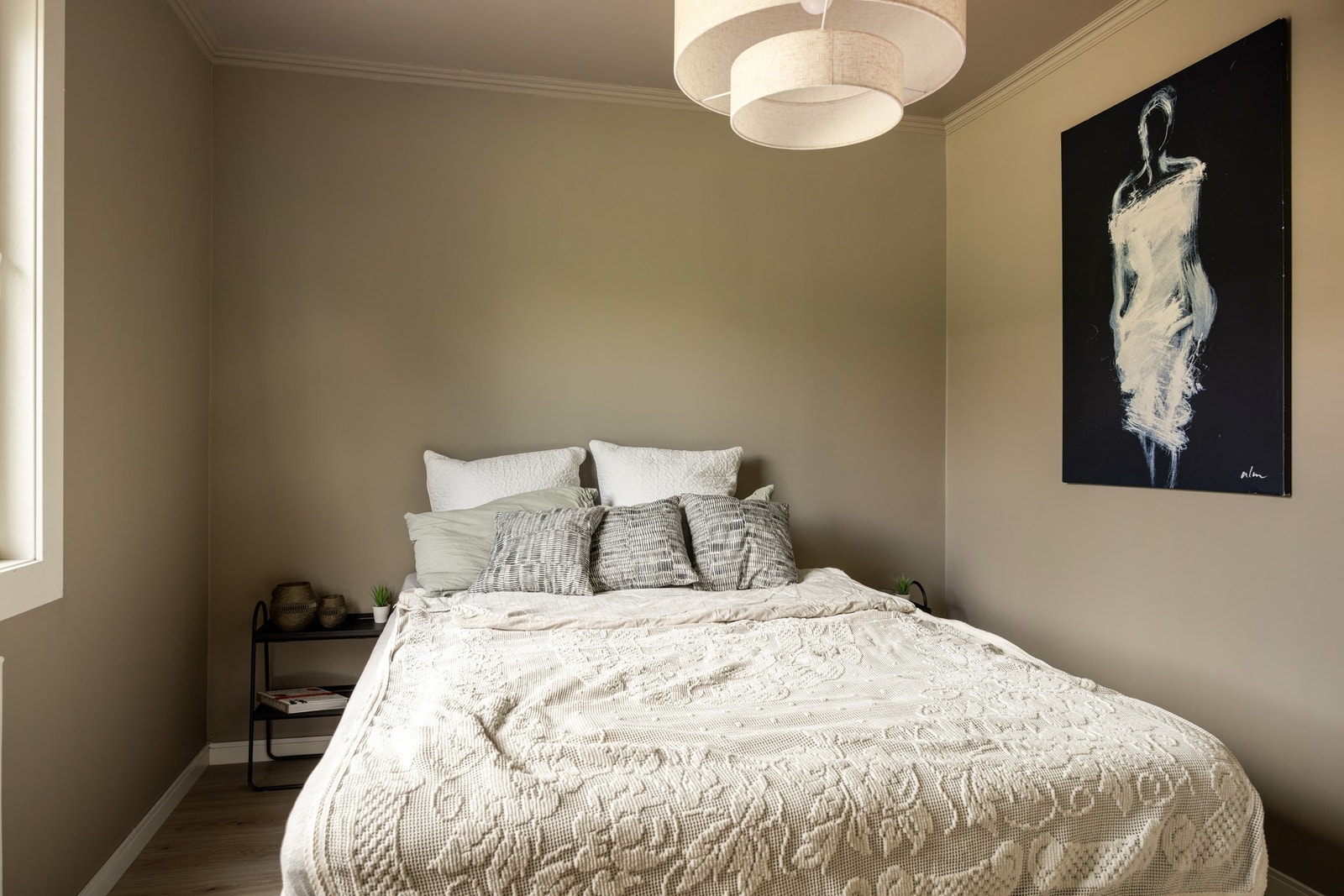 Her er det plass til dobbeltseng og tilhørende nattbord, samt garderobe. Galleribilde