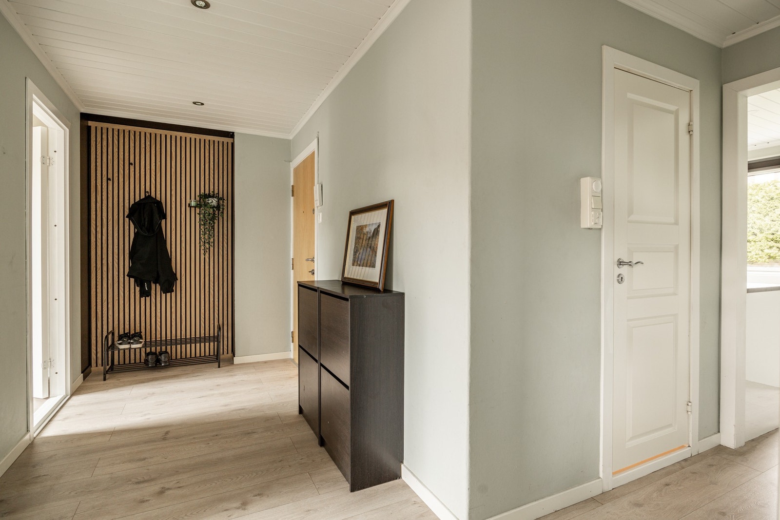 Lys og innbydende entré med plass til å henge fra seg yttertøy. Galleribilde