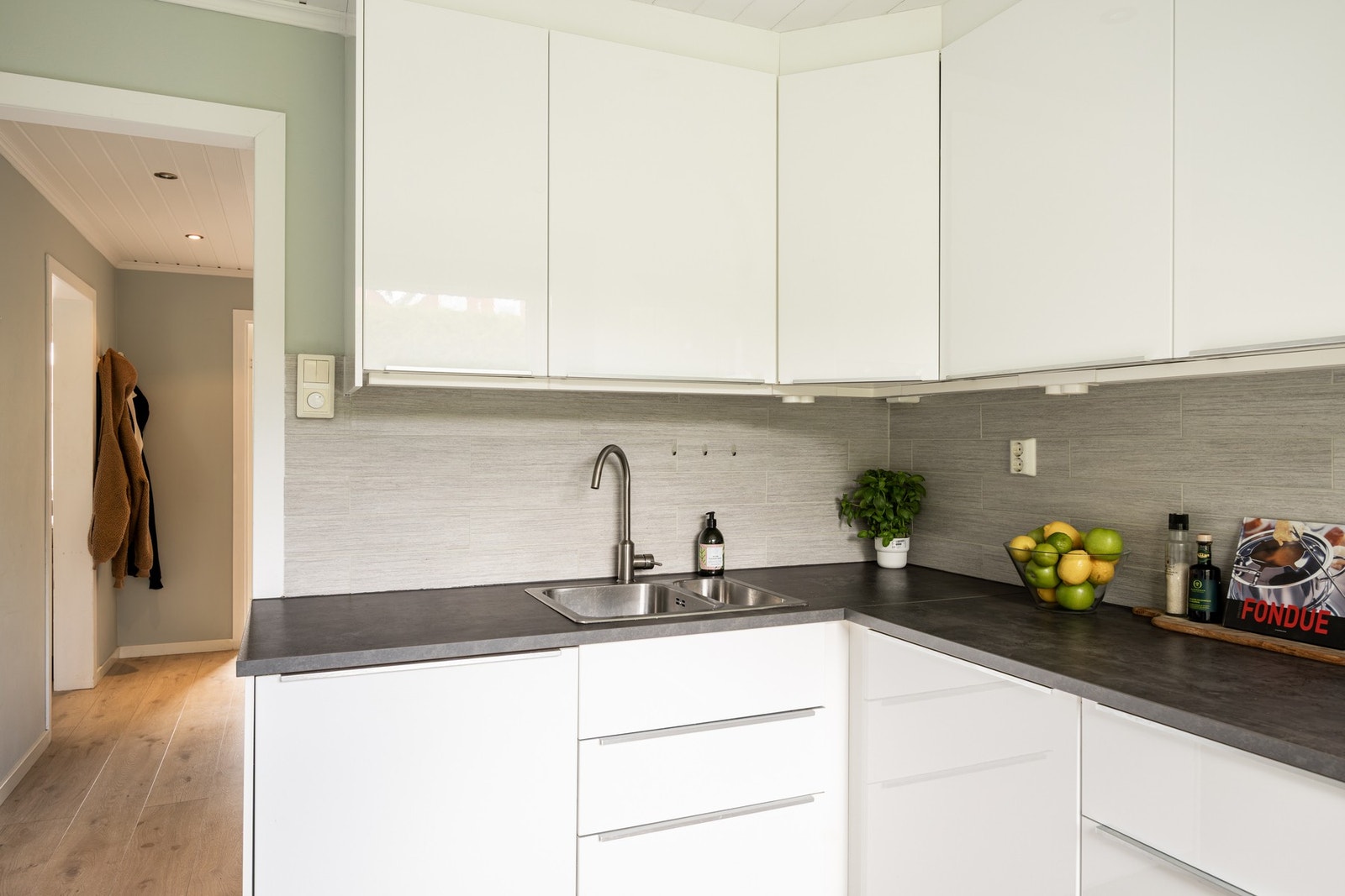 Her er det godt med skap- og benkeplass. Galleribilde