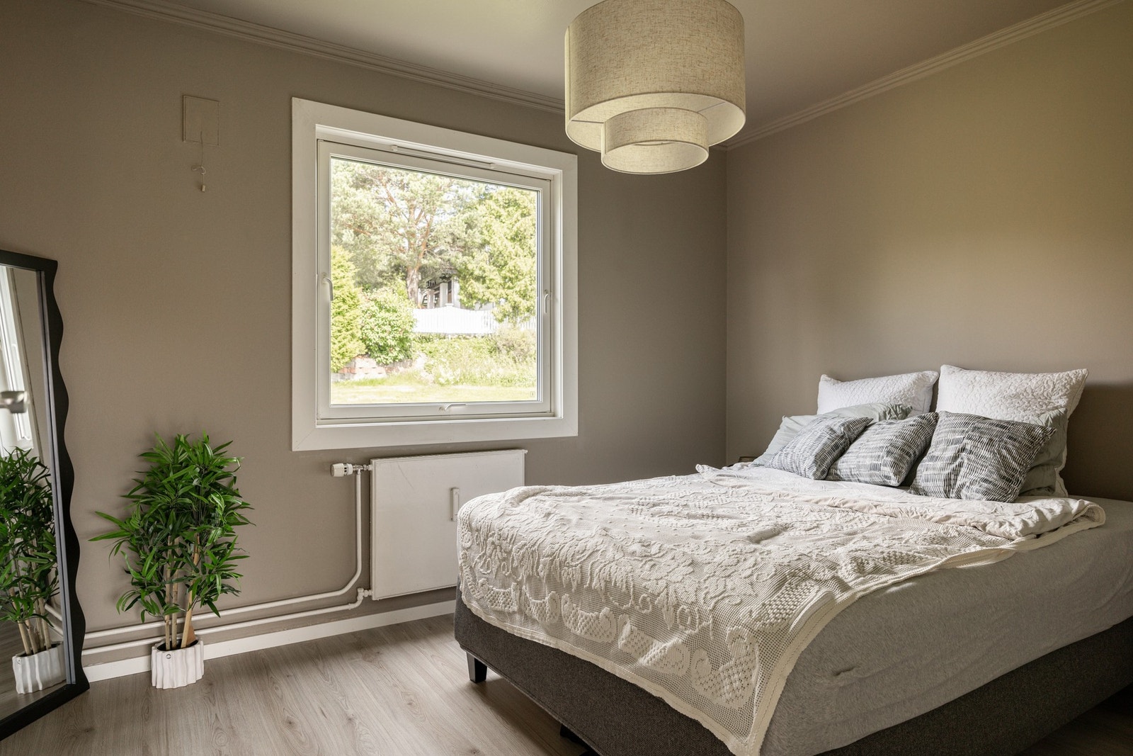 Romslig og lunt hovedsoverom. Galleribilde