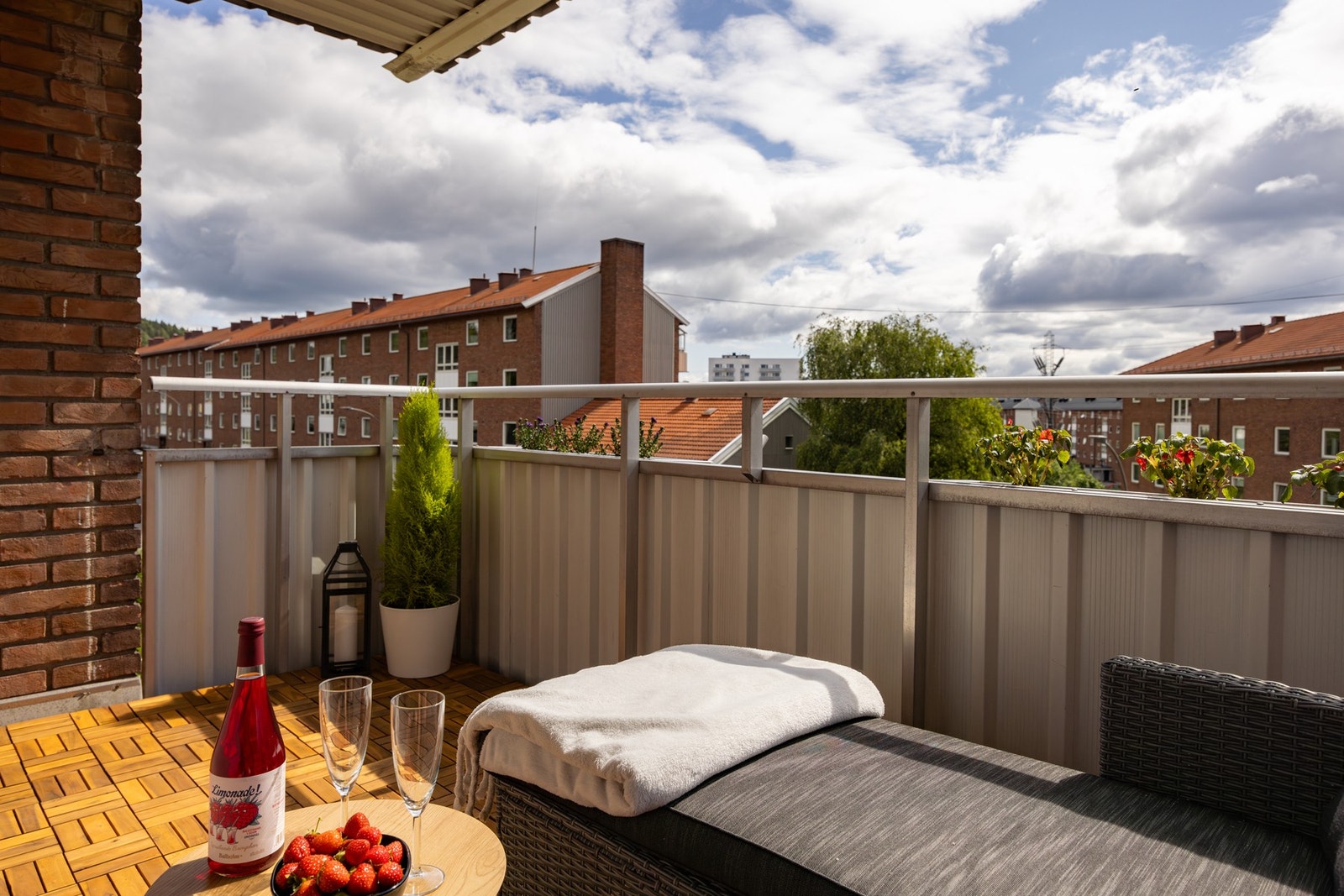 Her får du en lys og gjennomgående 4-roms med en stor, solrik balkong. Galleribilde