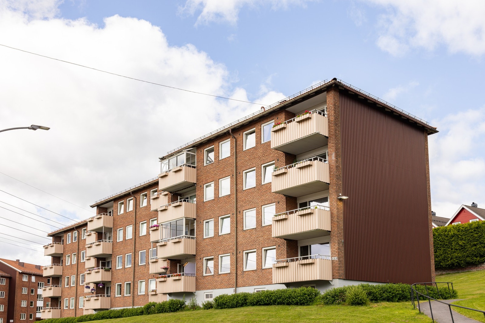 Fasade. Borettslaget har pent opparbeidede fellesområder. Galleribilde