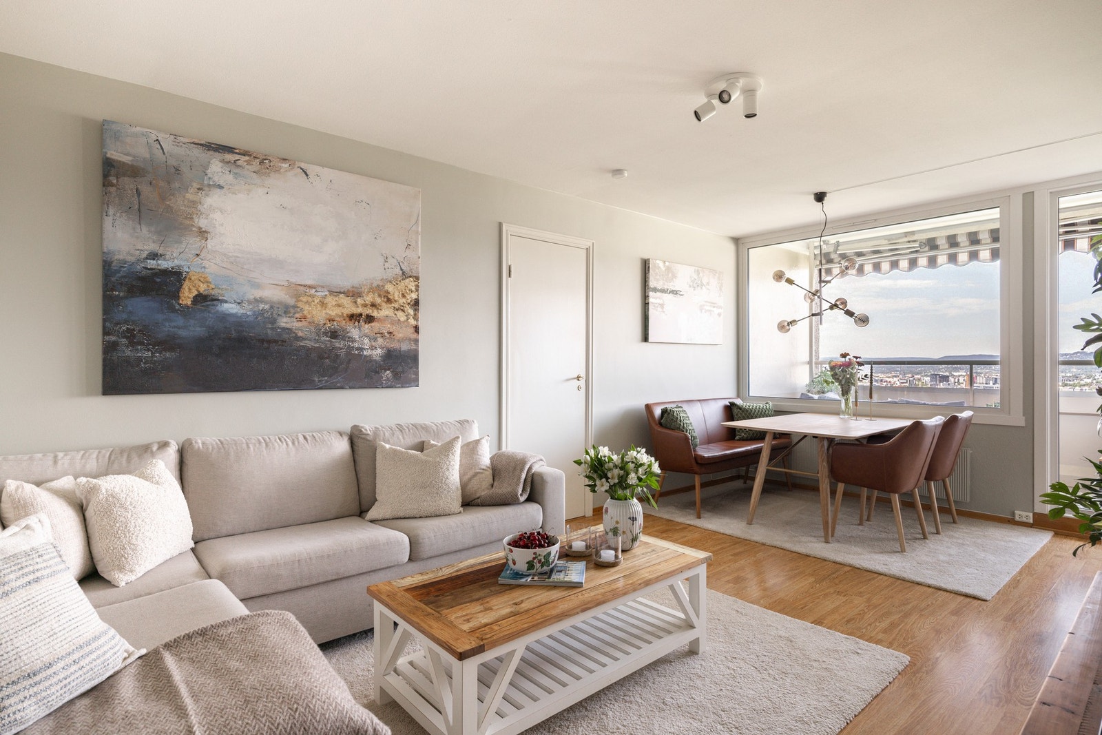 Lys og romslig stue med gode møbleringsmuligheter. Galleribilde