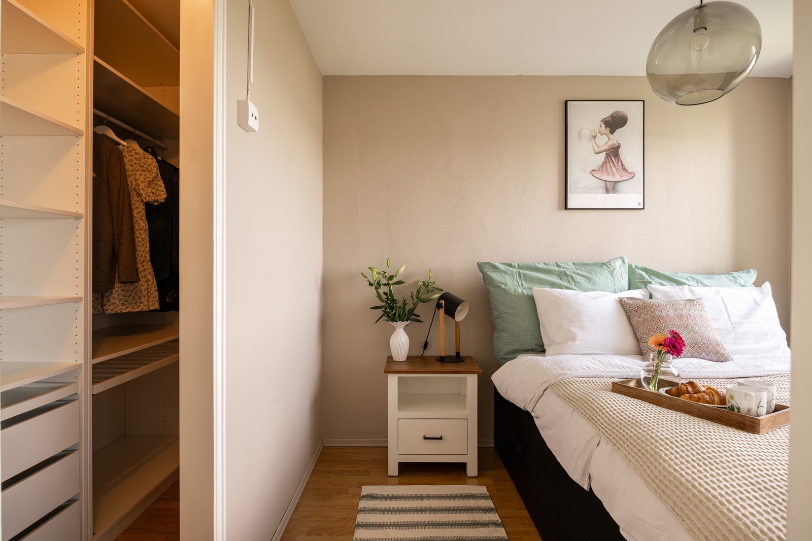 Garderobeløsningen er delvis adskilt fra soverommet. Galleribilde