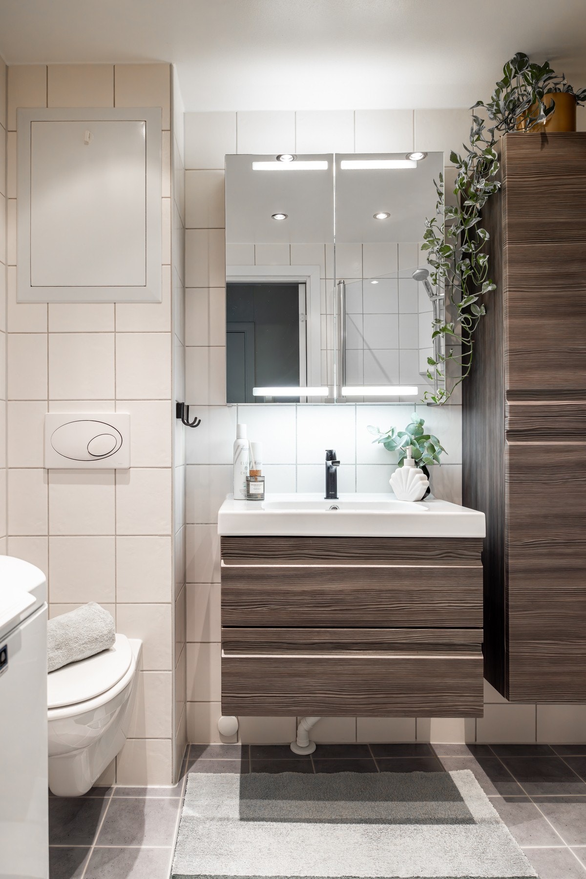 Lekkert, flislagt bad pusset opp i regi av borettslaget i 2013. Det er varmekabler i gulvet. Galleribilde