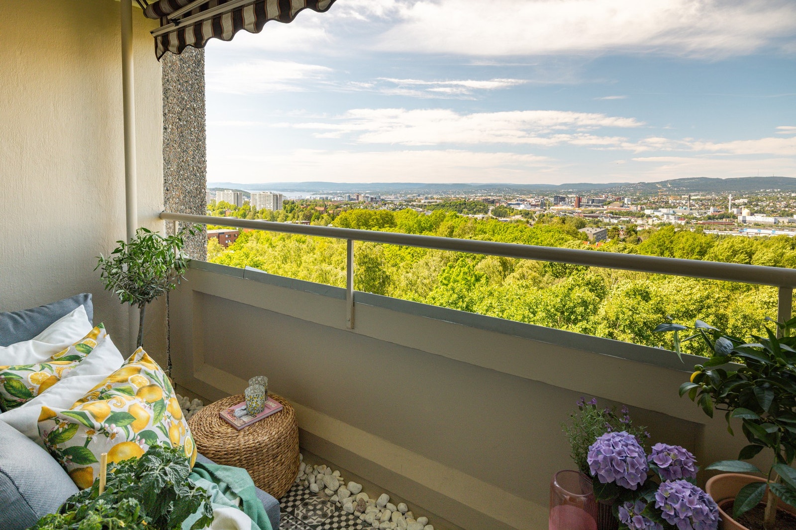 Her får du en skjermet og privat balkong med fantastisk utsikt. Galleribilde