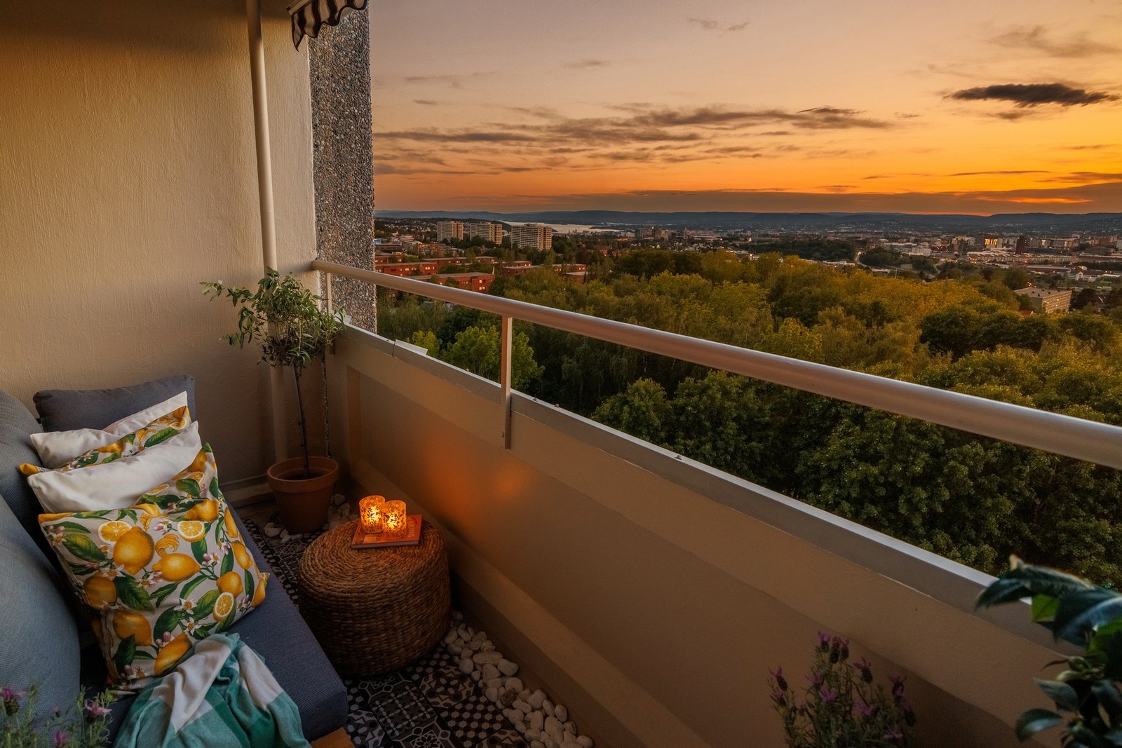 Her kan du nyte varme sommerkvelder med fantastiske solnedganger! Galleribilde