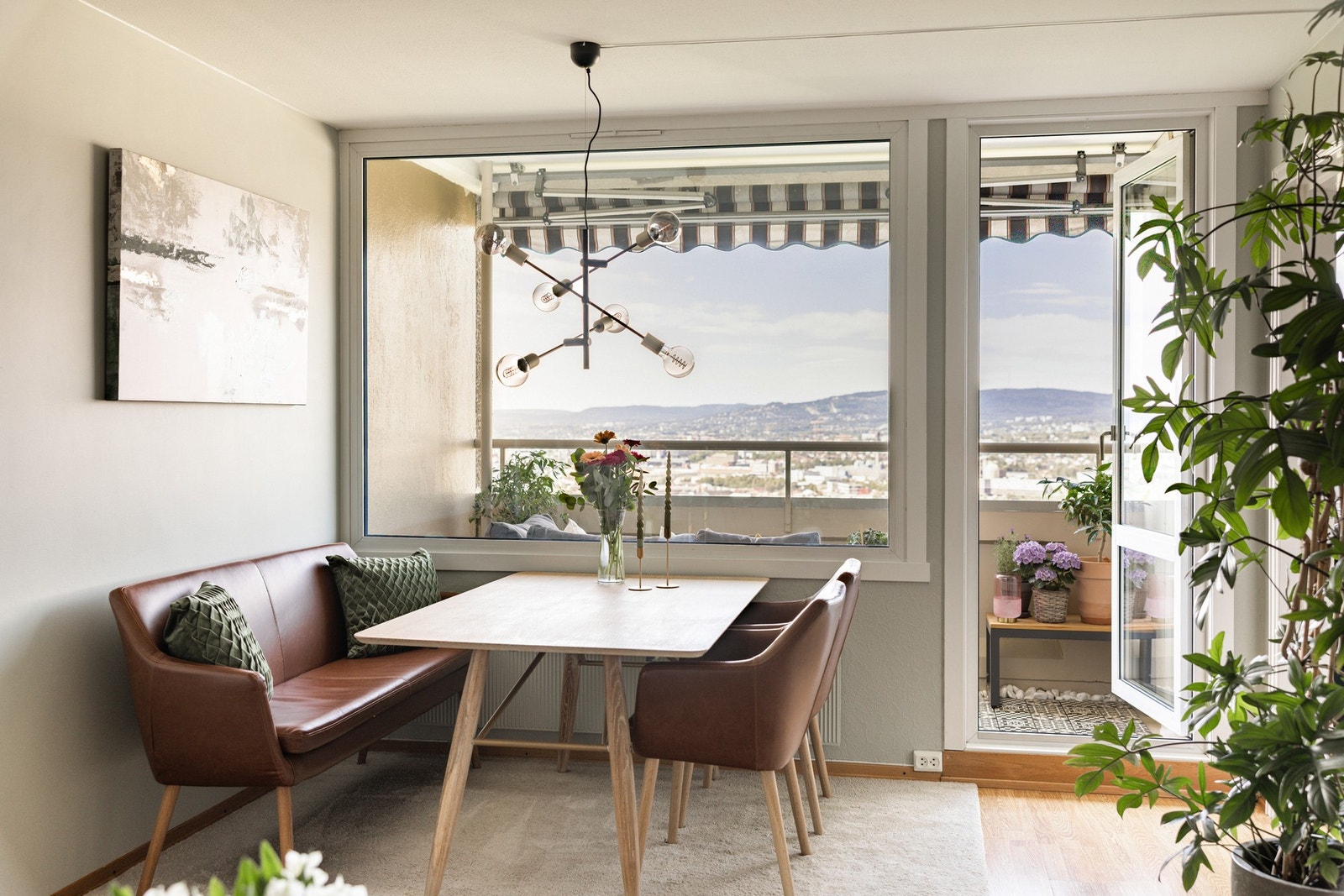 De store, åpne vindusflatene slipper inn mye naturlig lys, samtidig som boligen er skjermet for innsyn. Galleribilde