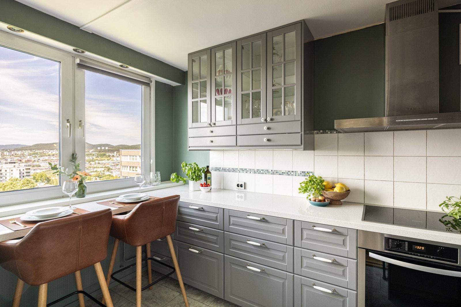 Romslig og pent kjøkken i separat rom. Galleribilde