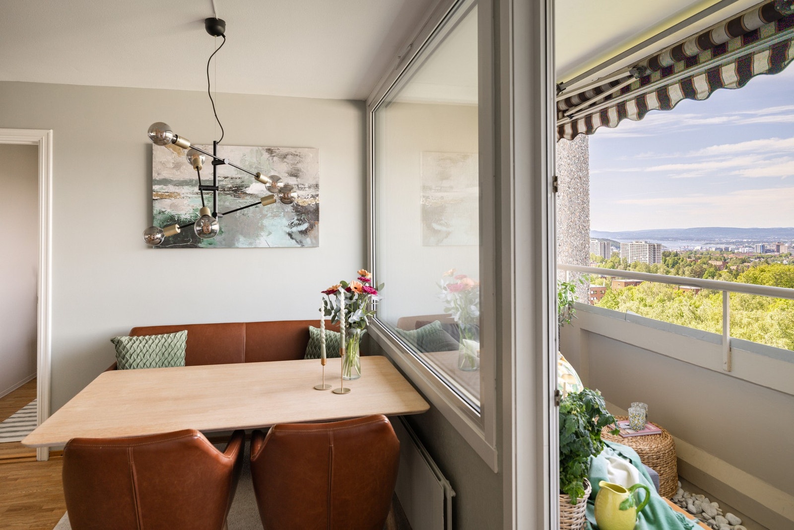 Fra stuen er det utgang til en herlig, solrik balkong. Galleribilde