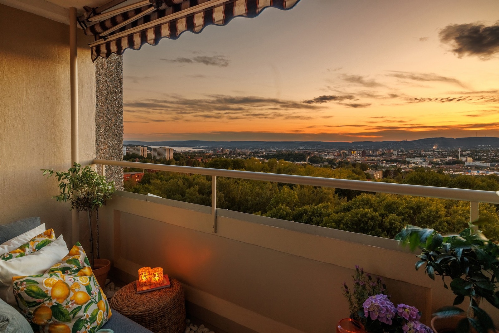 Her får du en lys og innbydende 2-roms i 9. etg med solrik, sydvestvendt balkong. Galleribilde