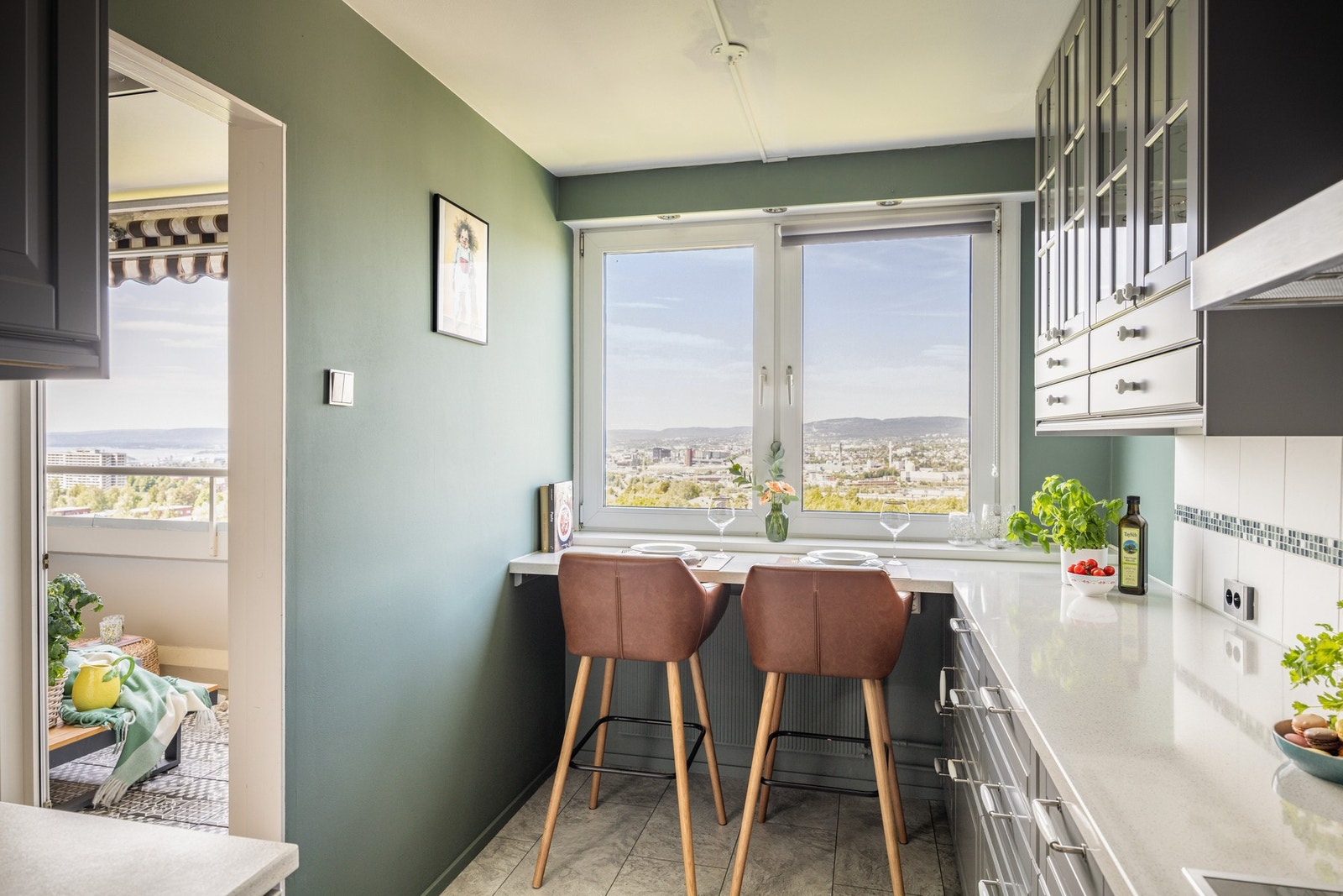 Kjøkkenet har en smart og praktisk barløsning. Galleribilde