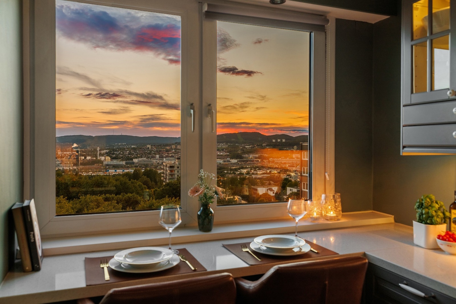 Barbordet er også perfekt for å nyte et glass vin under middagslagingen! Galleribilde