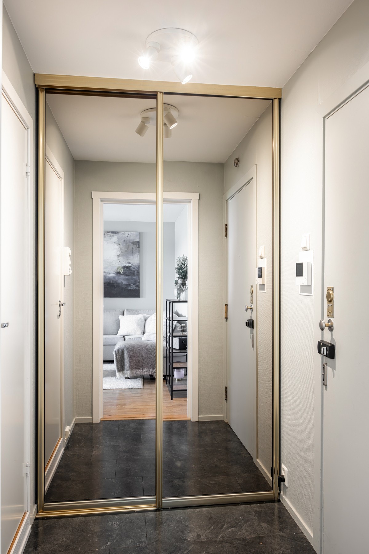 Innbydende entré med plass for å henge fra seg yttertøy i garderobeskap. Galleribilde