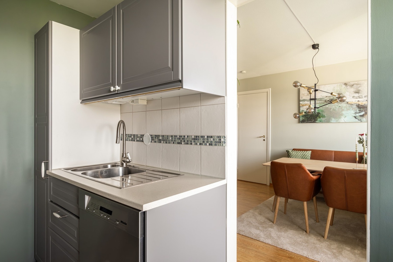 Det er opplegg for oppvaskmaskin. Alle hvitevarer medfølger i handelen. Galleribilde