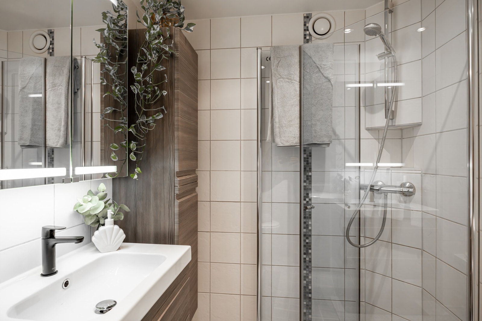 Innfellbare dusjdører gir god utnyttelse av rommet. Galleribilde