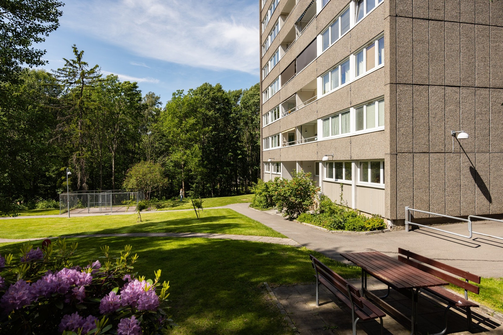 Fellesarealene er pent opparbeidet med gressplen, sittebenker, beplantning og asfalterte veier. Galleribilde