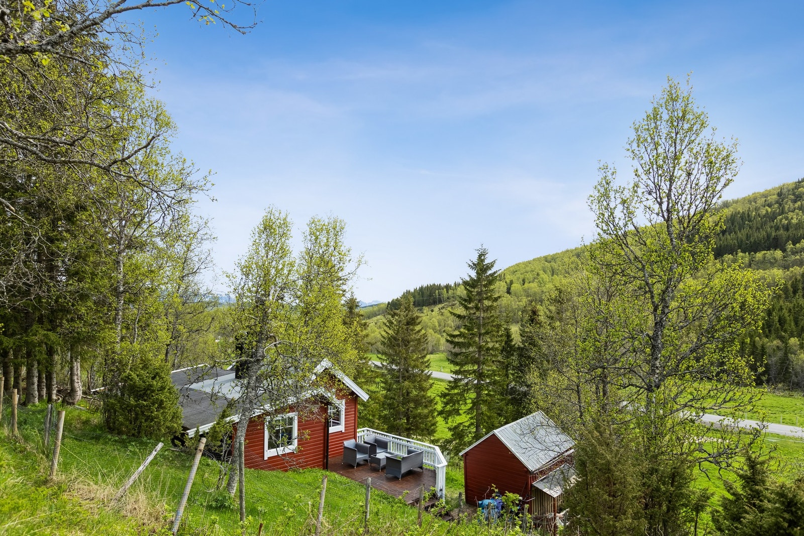 En koselig, innbydende og møblert hytte beliggende skjermet og naturnært i Sørvikmark Galleribilde