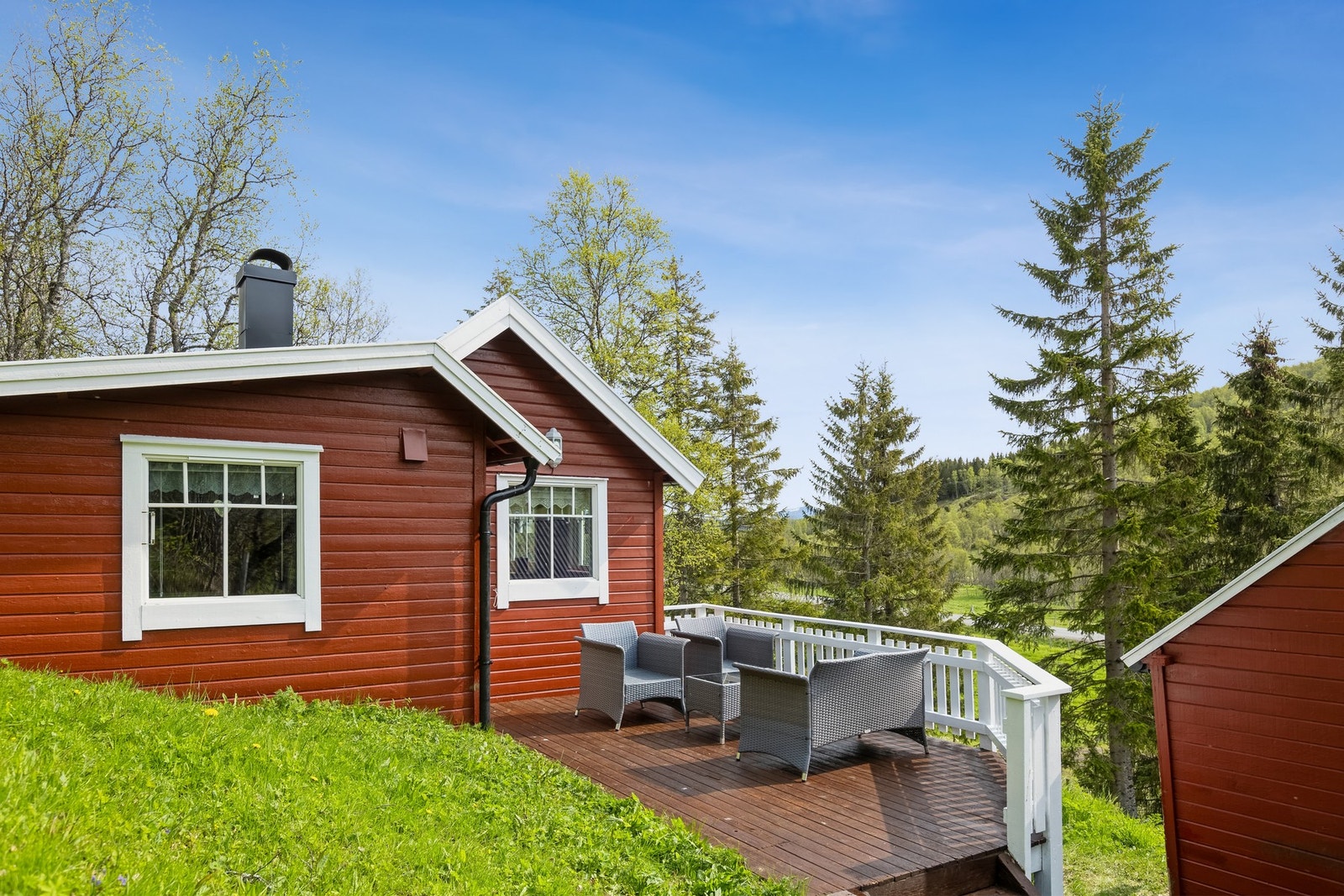 Solrik og skjermet uteplass Galleribilde