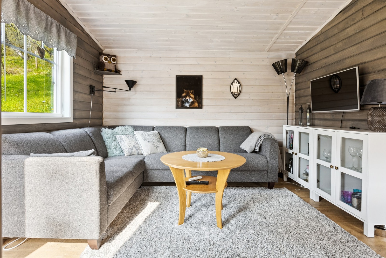 Hytta fremstår med en gjennomgående oppgradert og velholdt standard Galleribilde