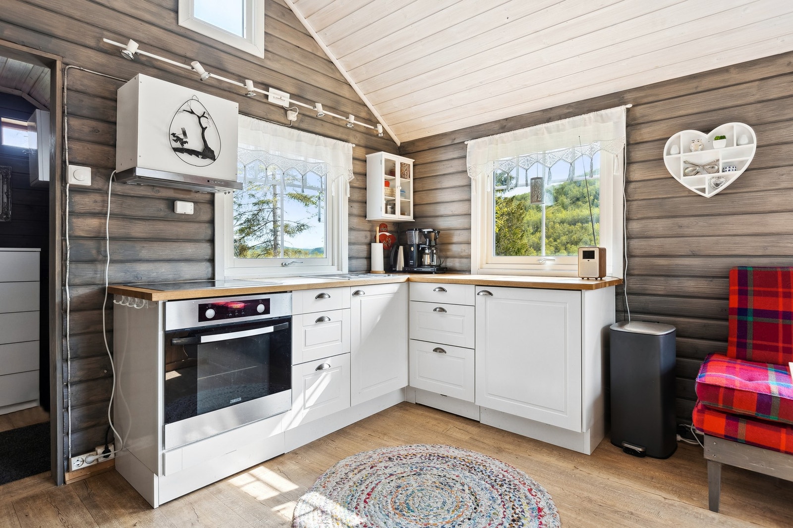 Kjøkkenet er oppgradert (2016), og har profilerte fronter, heltre benkeplate og moderne integrerte hvitevarer Galleribilde