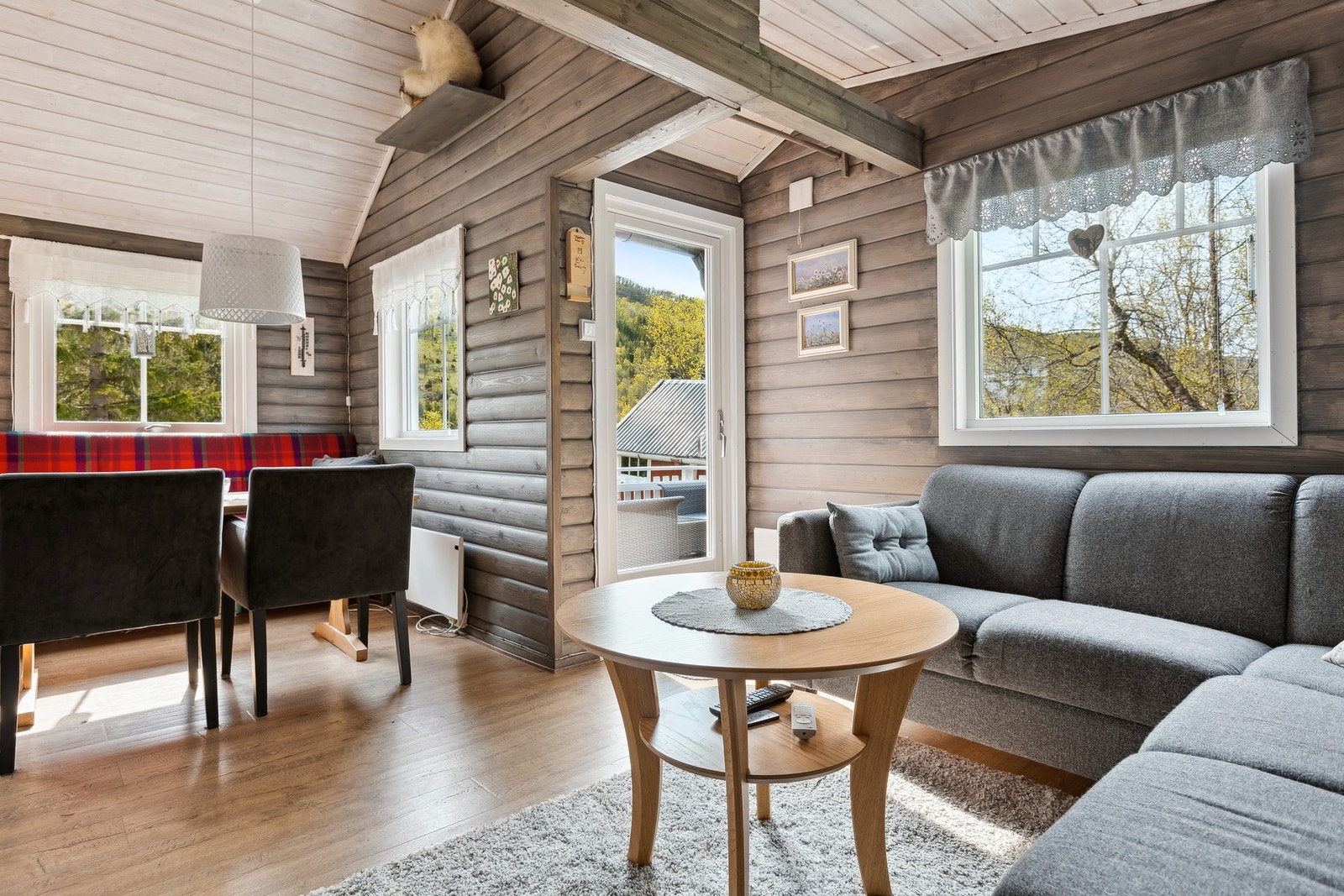 innvendig er trepanel på vegger og i himling malt i senere tid Galleribilde