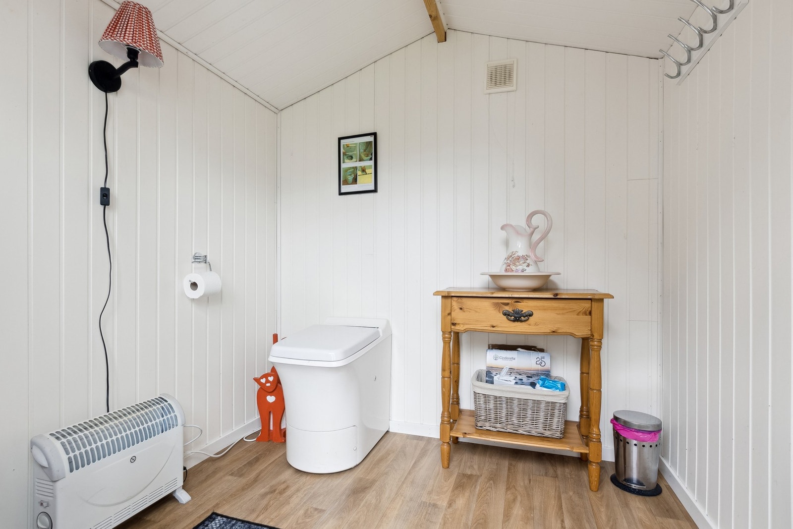 Innvendig i utedo - Her er det varme og cinderella forbrenningstoalett Galleribilde