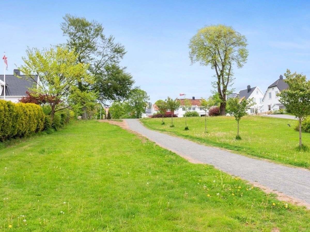 Leilighetsbygg grenser til parken, Lovisenlund alle. Galleribilde