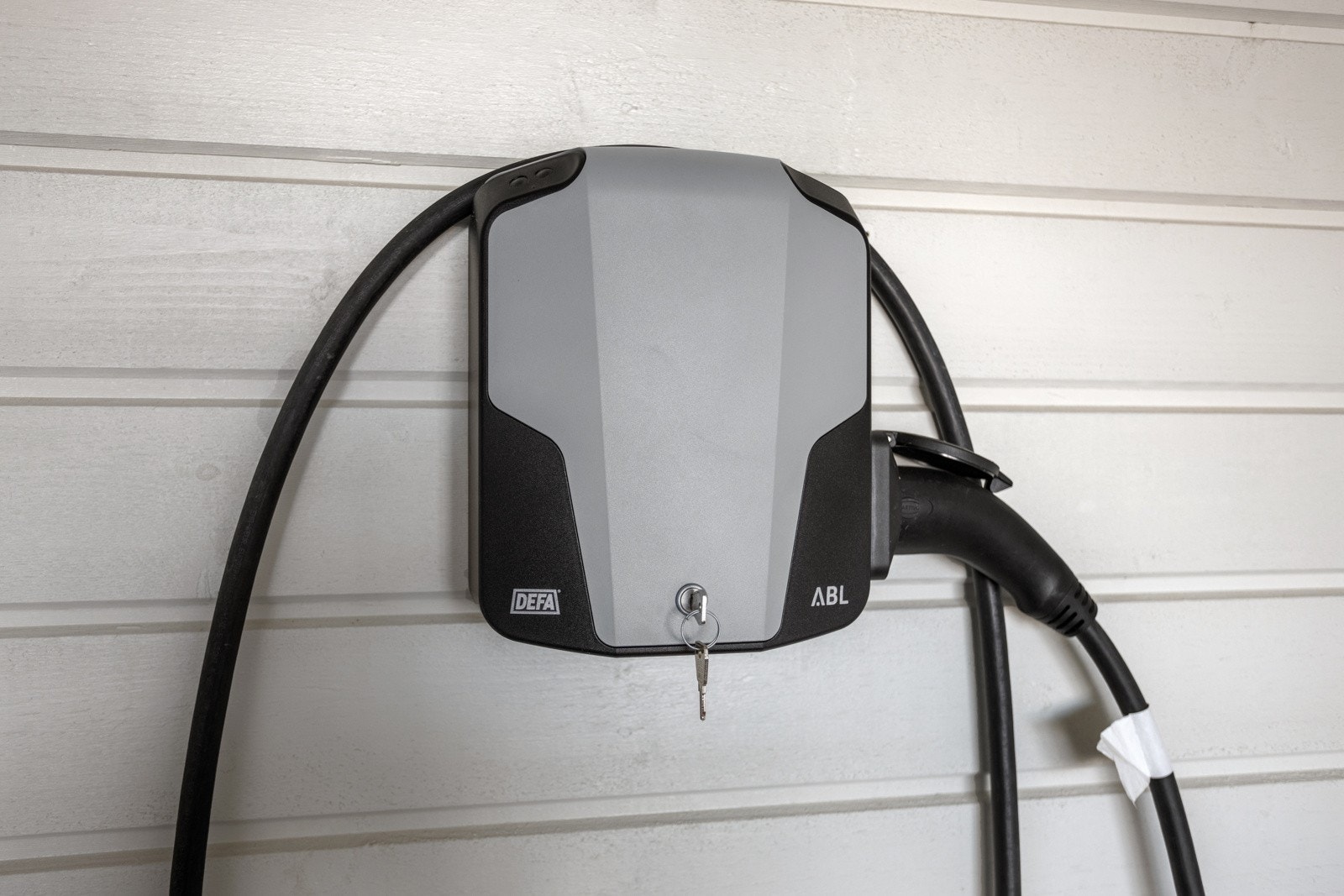 Elbillader er montert i carporten. Galleribilde