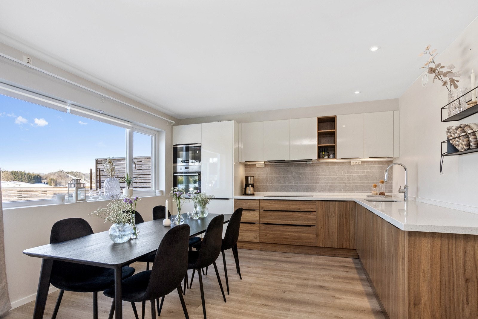 Lekkert kjøkken med god skap- og benkeplass, utstyrt med helintegrerte hvitevarer som medfølger. Galleribilde