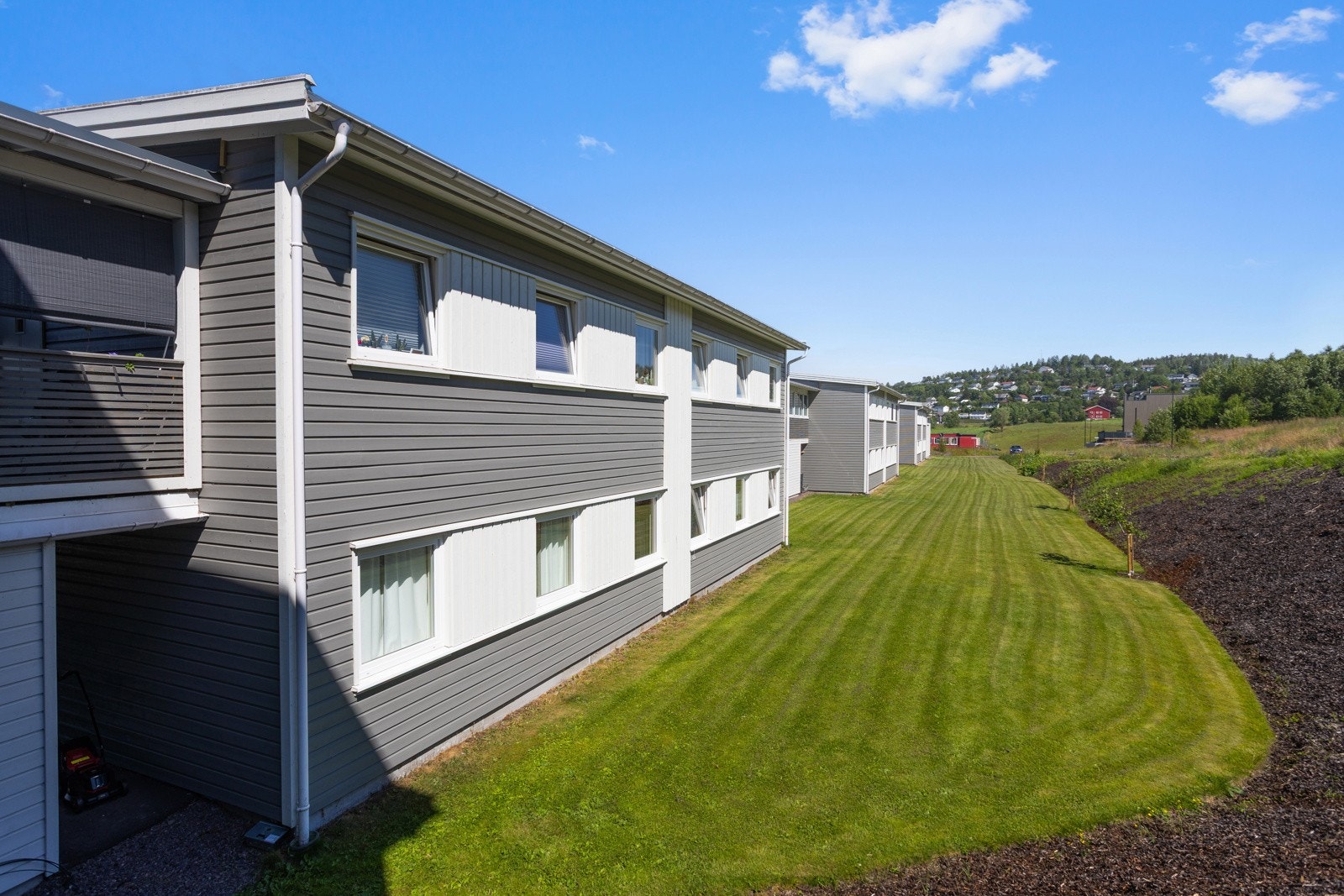 Fine grøntområder på baksiden av boligen. Galleribilde