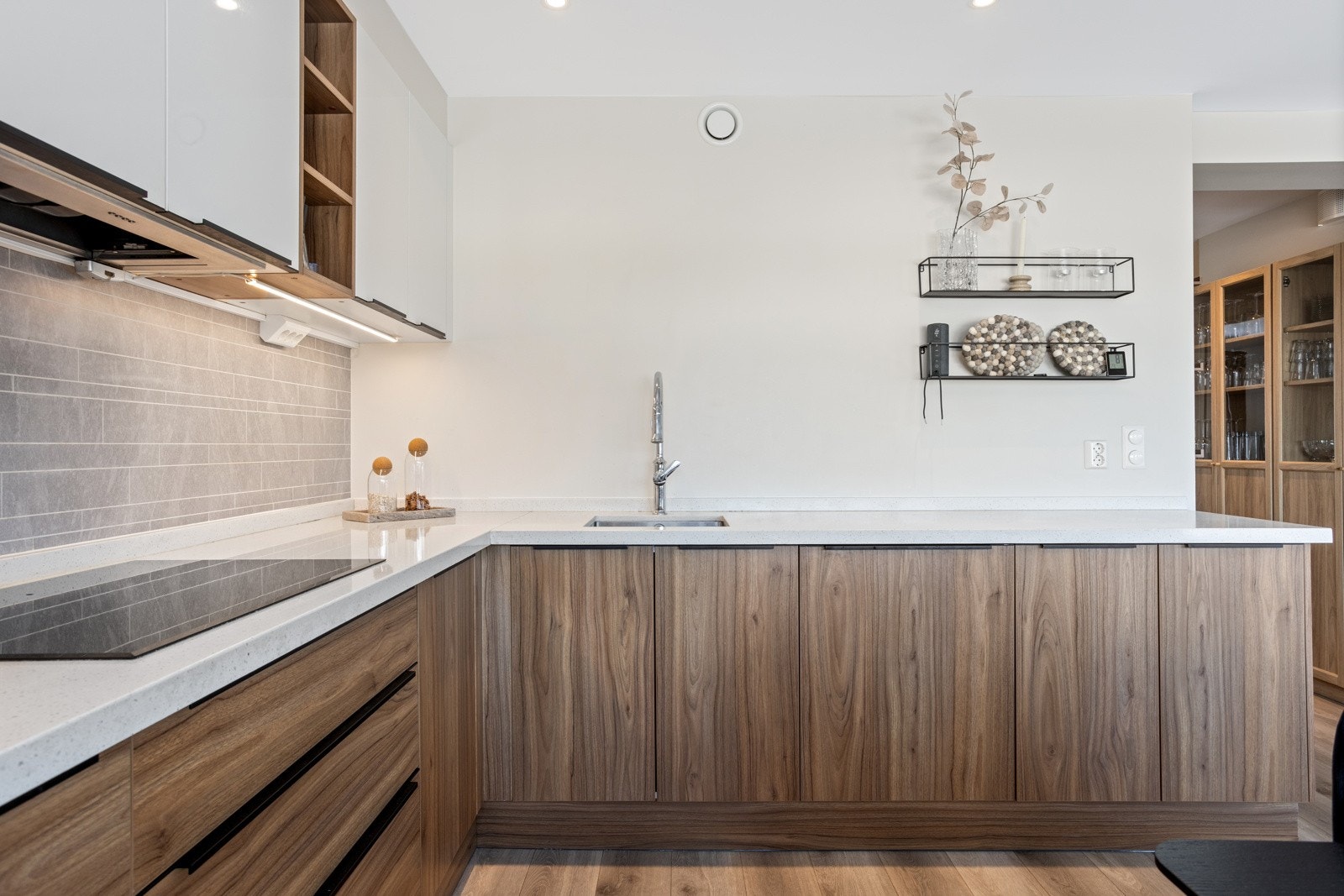 God belysning med downlights i taket og ekstra belysning under benken. Galleribilde