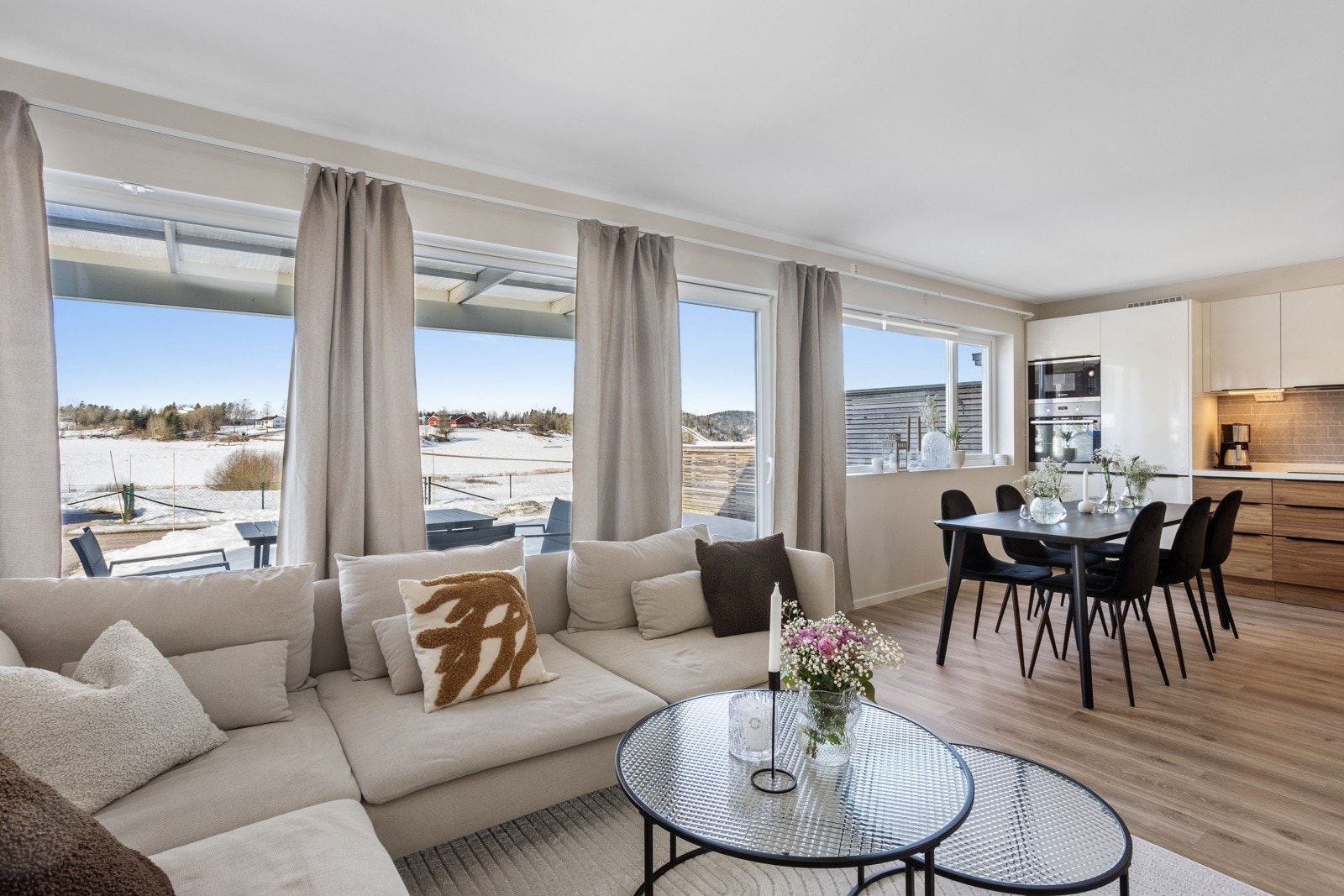 Leiligheten har god standard fra 2017, med slette vegger, parkettgulv, store vinduer og balansert ventilasjon. Galleribilde