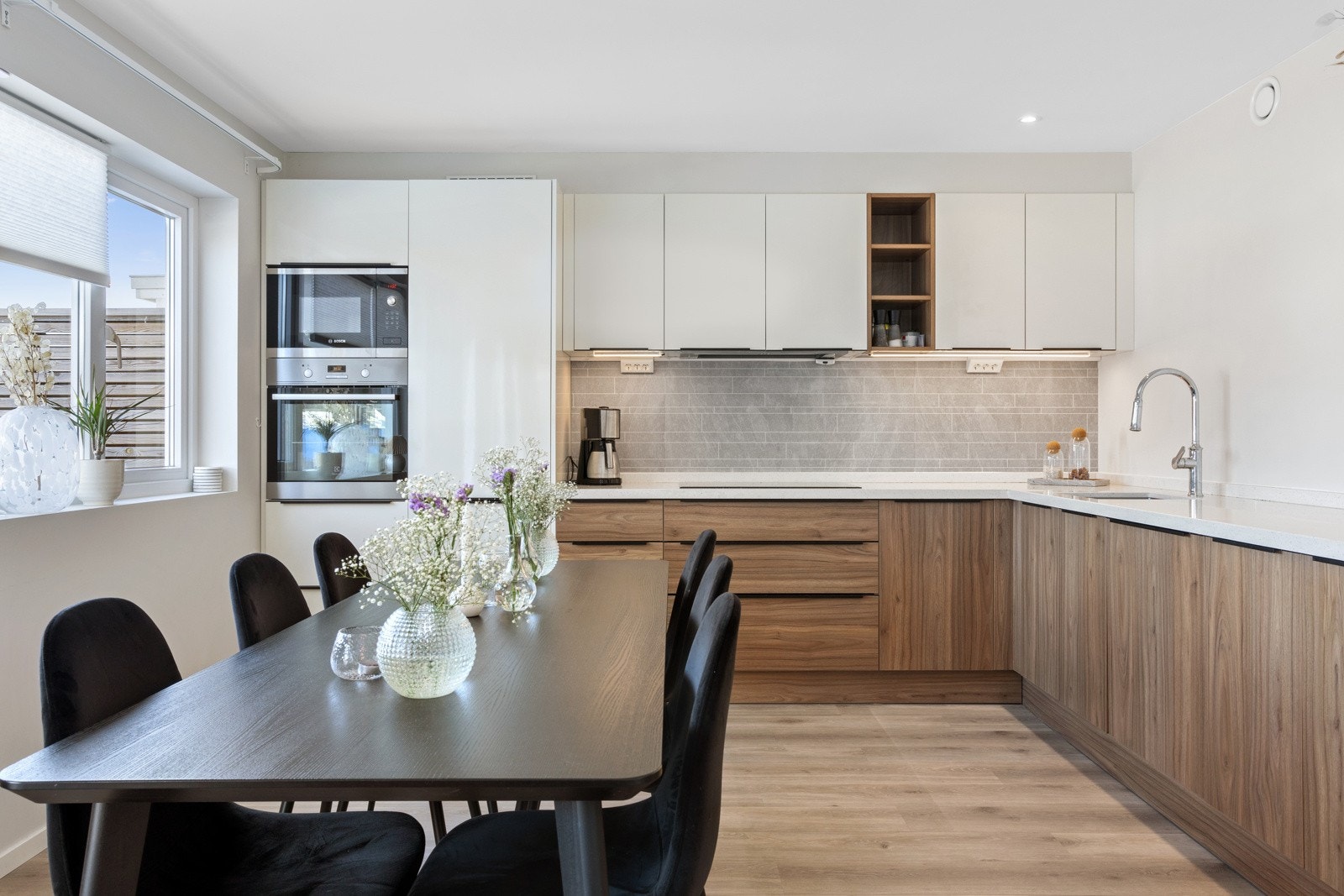 Det er plass til spisebord ved kjøkkenet, med hyggelig utsikt ut mot hagen. Galleribilde