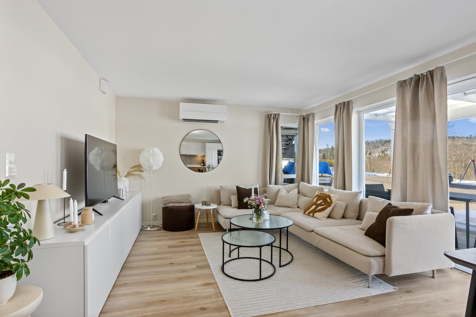 Du kan skape en hyggelig sofakrok med tilhørende tv-møblement, og spisebord nærmest kjøkkenet. Galleribilde