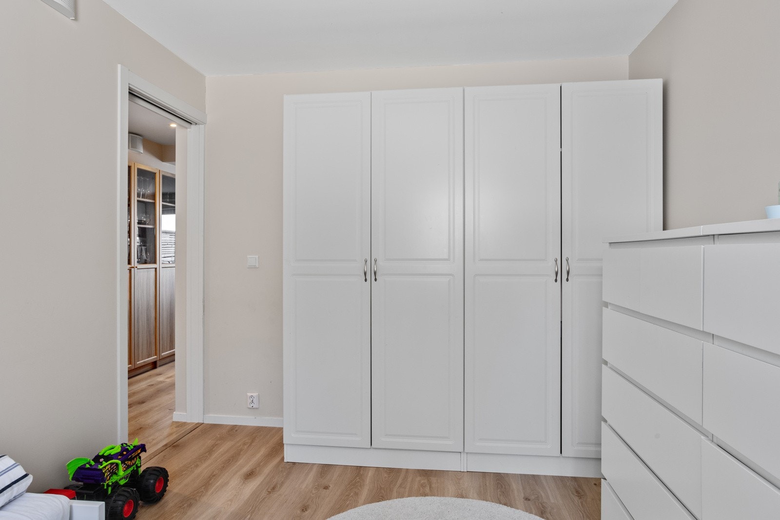 Skap er montert på to av rommene. Galleribilde