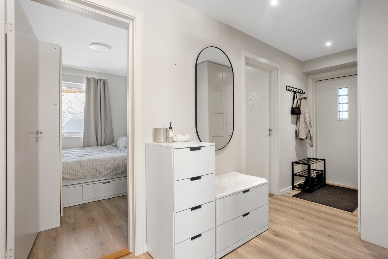 Lys og romslig entré og gang med god plass til å henge fra seg yttertøyet. Galleribilde